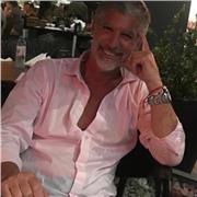 Profesor de Matemática da clases de matemática a estudiantes del secundario